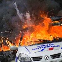 Francijas policisti visā valstī protestē pret viņiem vērsto vardarbību
