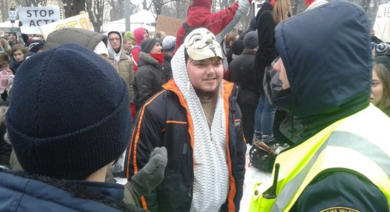 Pie valdības mājas aiztur vienu no protestētājiem pret ACTA