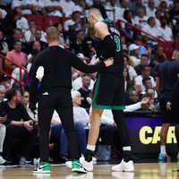 Porziņģis gūst traumu; 'Celtics' tuvojas 'play off' otrajai kārtai