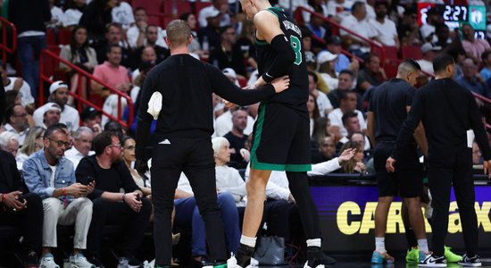 Porziņģis gūst traumu; 'Celtics' tuvojas 'play off' otrajai kārtai