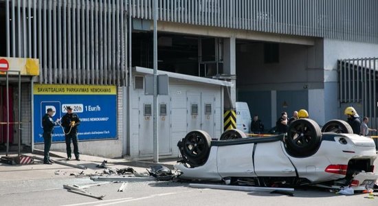 Foto: Lietuvā no lielveikala daudzstāvu stāvvietas nokrīt BMW