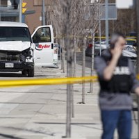 Autofurgons Toronto uzbrauc gājējiem; desmit bojāgājušie