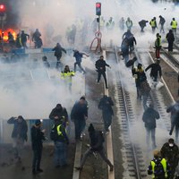 Foto: Francijā 'dzelteno vestu' protesti pulcē 84 tūkstošus cilvēku