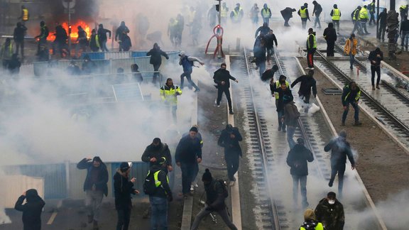 Francijā notiek "dzelteno vestu" protesti - 6