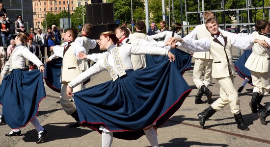 Foto: Simtgades ekspresis ar dziedātājiem un dejotājiem piestāj Rīgā