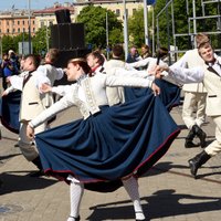 Foto: Simtgades ekspresis ar dziedātājiem un dejotājiem piestāj Rīgā