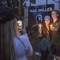 Foto: Fani Pitsburgā sēro par repera Maka Millera pāragro nāvi