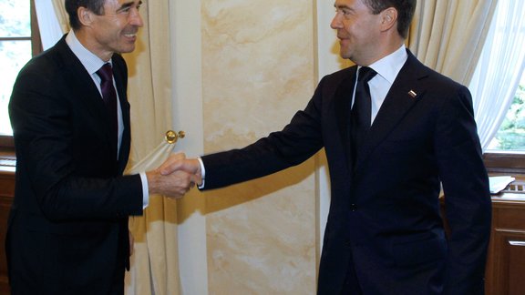 Anders Fogh Rasmussen and Dmitry Medvedev 