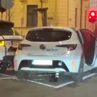 Video: Naktī ar 'Bolt' koplietošanas auto taranē 'Range Rover' un aizbēg