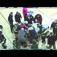 Video: Basketbola laukumā meitenei vēderā ieduras milzu skabarga