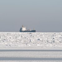 Rīgas līča piekrastē ledus biezums sasniedz 15 centimetru; noteikti kuģošanas ierobežojumi