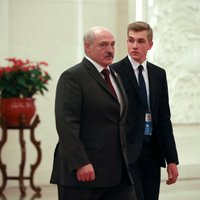 Лукашенко: Москва и Киев "хотели договориться об аренде Крыма", а организовать переговоры помог его 17-летний сын