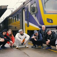 Noskaties! 'Very Cool People' publicē jestru stacijā un vilcienā filmētu video