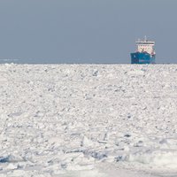 Kamčatkas piekrastē nogrimst kuģis; divi latvieši izglābti