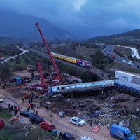 Vilcienu sadursmē Grieķijā bojāgājušo skaits pieaudzis līdz 43 cilvēkiem