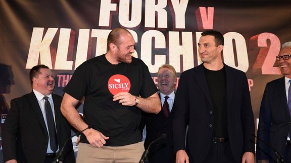 British heavyweight boxer Tyson Fury (L) poses alongside Ukrainian heavyweight Wladimir Klitschko