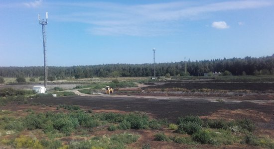 Iedzīvotāji sūdzas par dūņu krātuvi Vārnukrogā; "Rīgas ūdens" iegrožos smaku