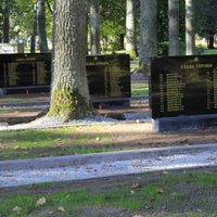 ФОТО: В Елгаве на братском кладбище обновили памятные плиты