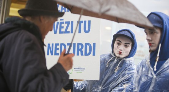 Foto: Mīmi Rīgas ielās atgādina par vēža riskiem