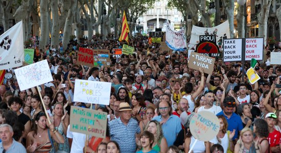 "Jūsu paradīze ir mūsu murgs": masu protesti Spānijā aicina ierobežot tūrismu