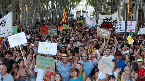 'Menys Turisme, Més Vida' demonstrates against tourist saturation on the islands