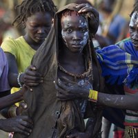 Foto: Nobijušās Kenijas meitenes sāpīgajā apgraizīšanas ceremonijā