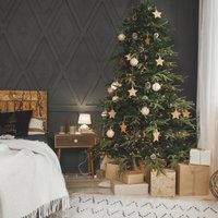 Lavandas toņi un neona akcenti: aktuālās Ziemassvētku dekoru tendences