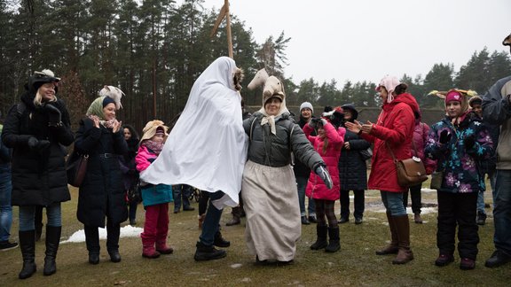 Bluķa vilkšana Latvijas Etnogrāfiskajā brīvdabas muzejā - 5