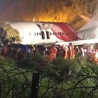 Самолет в Индии разломился пополам при посадке. На борту 190 человек, есть жертвы