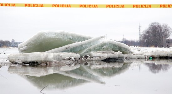 Взрывы на реке, брошенные дома, огромные убытки. Как паводки каждый год угрожают Латвии