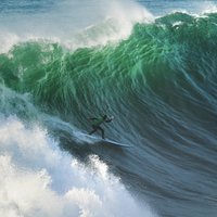 ВИДЕО: Серфер выжил после того, как его накрыла 20-метровая волна