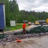 ФОТО, ВИДЕО: Если б было море пива - на рижской окружной дороге перевернулся грузовик