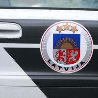 Aucē auto ietriecas apgaismes stabā un iebrauc noliktavas sienā