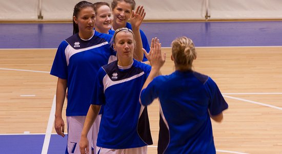 'Cēsu' basketbolistes sagrauj Latvijas U-16 izlasi