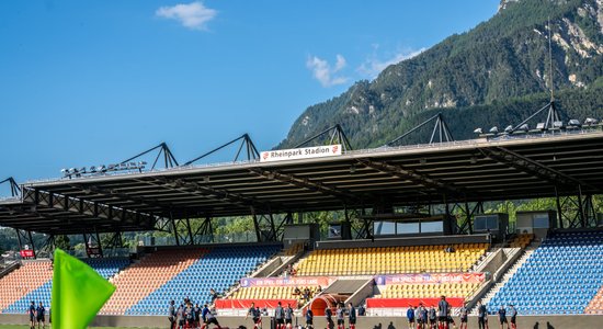 Foto: Latvijas izlase iemēģina gleznaino Lihtenšteinas stadionu