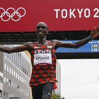 Maratonists Kipčoge kļūst par divkārtēju olimpisko čempionu