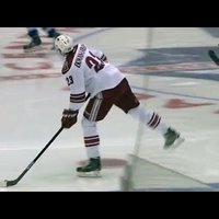 Video: 'Coyotes' hokejists visus pārsteidz ar 'golu' mazākumā no laukuma centra