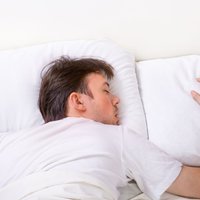 Сон на животе — самая вредная для здоровья привычка