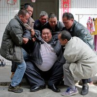 Kā ar lieko svaru cīnījās pats resnākais vīrs Ķīnā