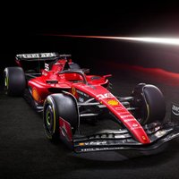 'Mūsu Valentīns ir jaunā mašīna' – 'Ferrari' prezentācijā izbrauc trasē