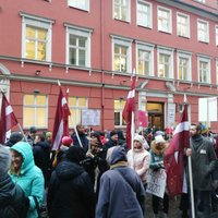 Video: Mediķi un viņu atbalstītāju simti protestē pie Saeimas