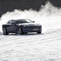 Video: braukšana ziemā ar 'Aston Martin'