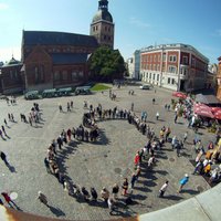 Svinīgā pasākumā Jēkaba laukumā uzsver Baltijas ceļa nozīmīgo lomu ceļā uz neatkarības atgūšanu