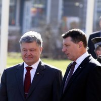 Президенты Латвии и Украины призвали сохранить санкции против России