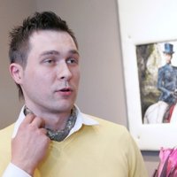 Pūpols rada tērpus Latvijas miljonāriem