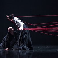 Foto: Liepājas teātra 108. sezonu atklāj kustību izrāde 'Indulis un Ārija'