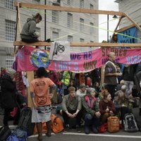 Vides aktīvisti nobloķē ielas Londonā, Berlīnē un Amsterdamā