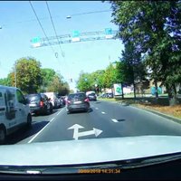 Video: Auto Rīgā pārkāpj divus ceļu satiksmes noteikumus vienlaikus