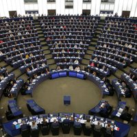 EP apstiprina piecu miljardu eiro aizdevumu Ukrainai
