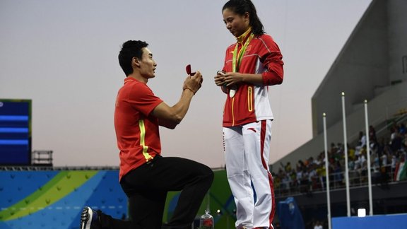 China He Zi reacts marriage proposal from diver Qin Kai 